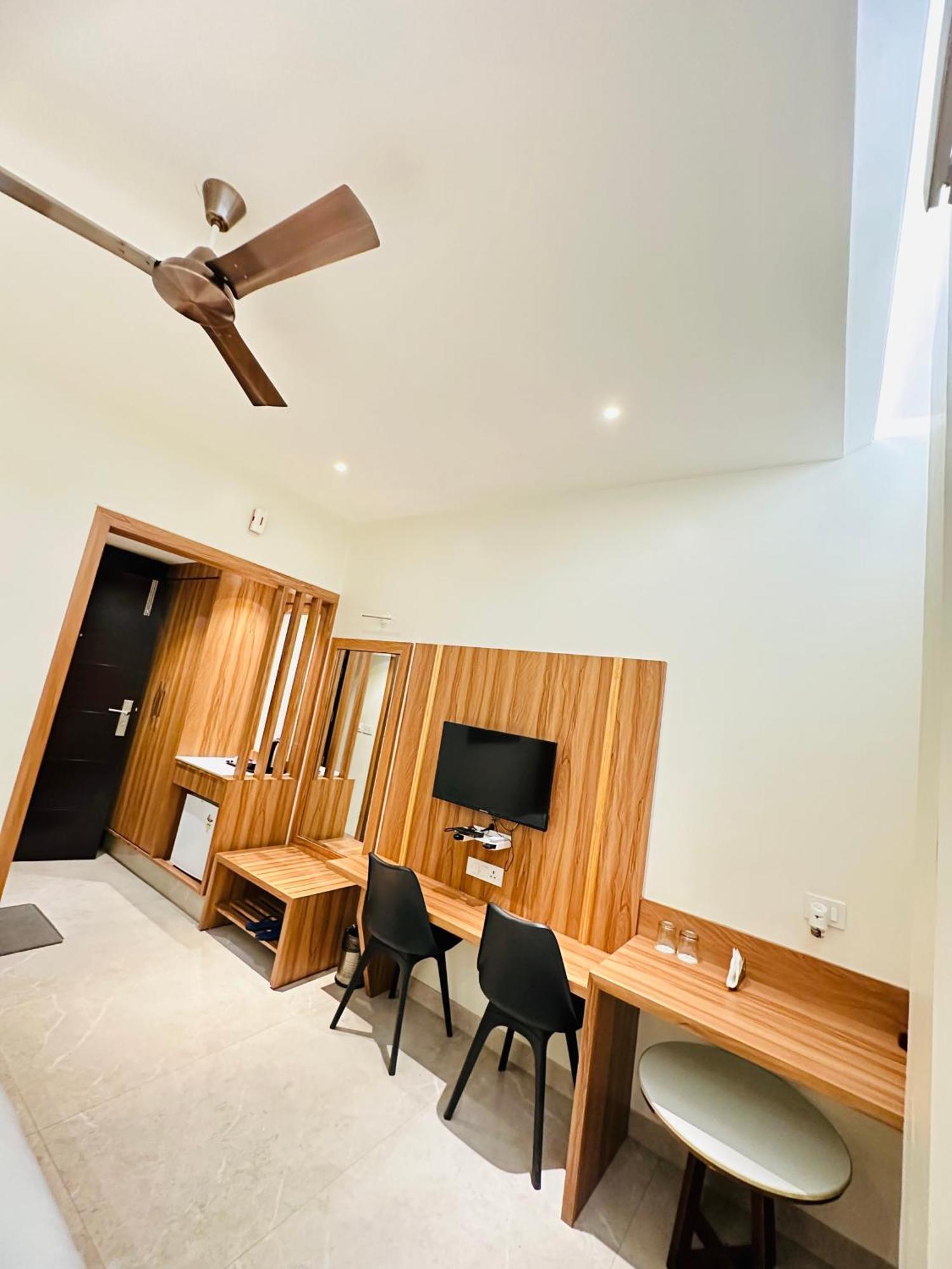 Hotel Lotus Inn Sirsa Экстерьер фото
